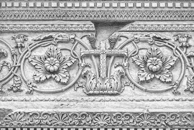 Basilica di San Salvatore, decorazioni sull'architrave del portale mediano